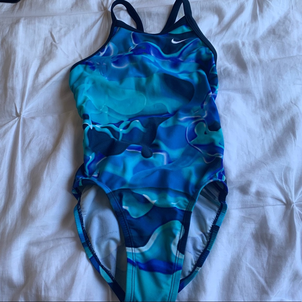Nike Girls One piece bathing suit w back cutout